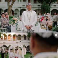 Pernikahan Fay dan Rama mengusung adat Jawa. Terlihat keduanya yang kompak mengenakan busana pengantin berwarna putih. Foto: Instagram/@ruangphotoworks