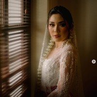 Fay Nabila tampak begitu cantik dan anggun mengenakan kebaya berwarna putih yang dipadukan dengan ikat pinggang merah. Penampilannya makin menawan dengan ronce melati di kepalanya dan riasan wajah. Foto: Instagram/@ruangphotoworks