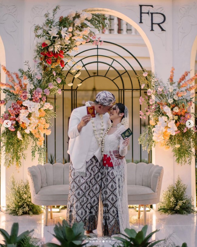 Resmi menjadi pasangan suami-istri, Fay dan Rama pun sudah tak canggung memperlihatkan kemesraan mereka. Sambil memamerkan buku nikah keduanya tampak begitu bahagia. Foto: Instagram/@ruangphotoworks