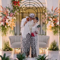 Resmi menjadi pasangan suami-istri, Fay dan Rama pun sudah tak canggung memperlihatkan kemesraan mereka. Sambil memamerkan buku nikah keduanya tampak begitu bahagia. Foto: Instagram/@ruangphotoworks