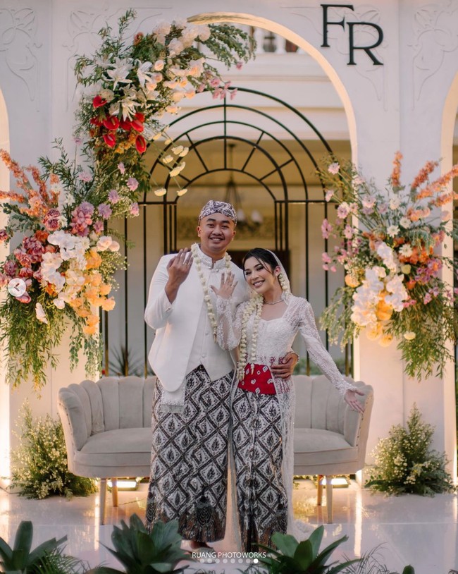 Tak hanya memamerkan buku nikah, keduanya juga memamerkan cincin kawin yang kini sudah terpasang di jari manis Fay dan Rama. Foto: Instagram/@ruangphotoworks