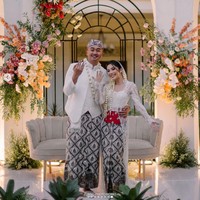 Tak hanya memamerkan buku nikah, keduanya juga memamerkan cincin kawin yang kini sudah terpasang di jari manis Fay dan Rama. Foto: Instagram/@ruangphotoworks