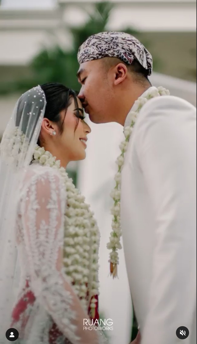Fay Nabila sendiri dinikahi Rama di usia yang tergolong muda, yaitu 23 tahun. Walaupun masih muda namun Fay tampaknya sudah siap menjadi seorang istri bagi suaminya. Foto: Instagram/@ruangphotoworks
