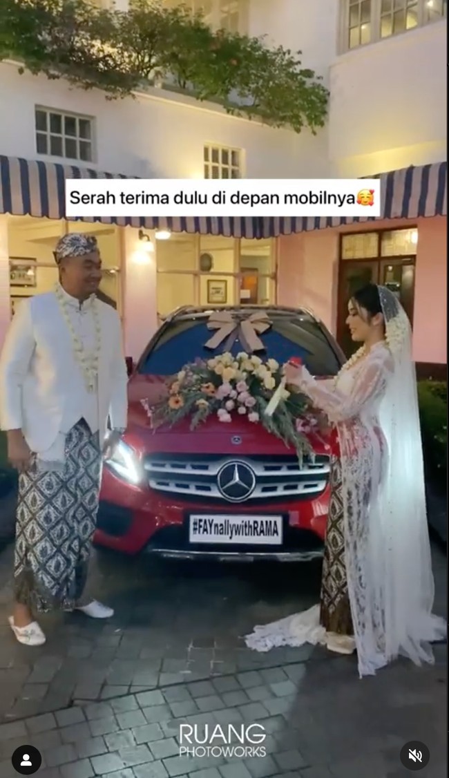 Di momen pernikahannya itu Fay juga terlihat mendapat hadiah kejutan dari suami berupa mobil mewah Mercedes-Benz berwarna merah. Mobil tersebut diserahkan secara langsung oleh Rama ke Fay di hari pernikahan mereka. Foto: Instagram/@ruangphotoworks