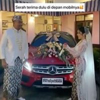 Di momen pernikahannya itu Fay juga terlihat mendapat hadiah kejutan dari suami berupa mobil mewah Mercedes-Benz berwarna merah. Mobil tersebut diserahkan secara langsung oleh Rama ke Fay di hari pernikahan mereka. Foto: Instagram/@ruangphotoworks