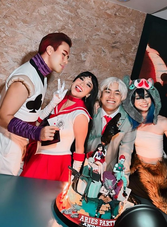 Ranggaz Laksmana, pebisnis dan influencer yang punya gelar Pangeran Jaksel itu juga bagian dari geng Aries. Mantan kekasih Shaloom Razade itu berbusana ala Loid Forger, karakter dalam anime SPY x FAMILY. Foto: Instagram