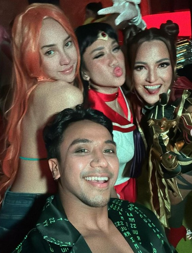 Hadir pula Nia Ramadhani dan makeup artist Bubah Alfian yang tampil maksimal. Foto: Instagram
