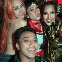 Hadir pula Nia Ramadhani dan makeup artist Bubah Alfian yang tampil maksimal. Foto: Instagram