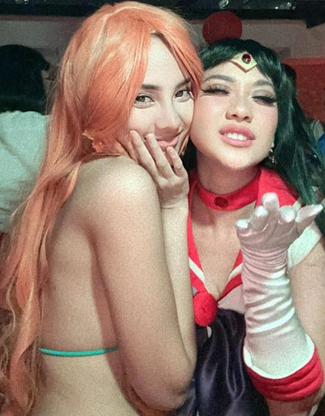 Dalam pesta tersebut dihadiri banyak artis hingga influencer. Tampak Bunga Citra Lestari dengan kostum Sailor Mars. Sementara hadir pula Anya Geraldine yang berkostum Nami dalam karakter One Piece. Foto: Instagram