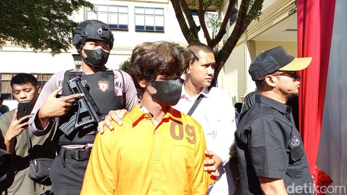 Foto:  WN Iran yang ditangkap Polda Jambi dan Bareskrim Polri bersama 264 kg sabu cair (Dimas Sanjaya).