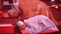 Mereka akan menjalani kehidupan biksu Buddha selama tiga minggu di kuil Jogye.  