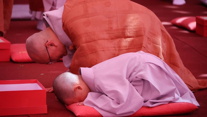 Gemasnya Biksu-biksu Cilik Saat Dicukur Gundul Jelang Waisak Novice monks react after getting their heads shaved during an event to celebrate the upcoming Vesak Day, birthday of Buddha, at Jogye temple in Seoul, South Korea, May 9, 2023. Nine children began on Tuesday experiencing Buddhist priests' lives as novice monks for three weeks at the temple. REUTERS/Kim Hong-Ji TPX IMAGES OF THE DAY