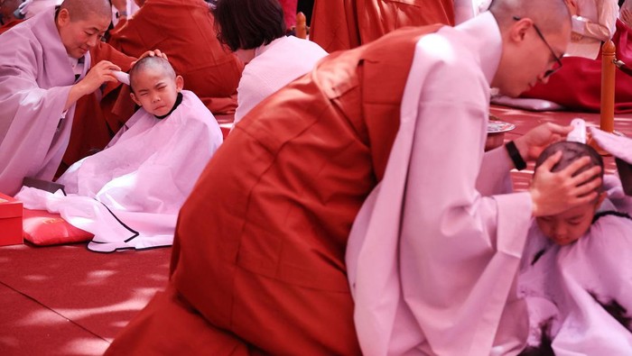 Gemasnya Biksu-biksu Cilik Saat Dicukur Gundul Jelang Waisak Novice monks react after getting their heads shaved during an event to celebrate the upcoming Vesak Day, birthday of Buddha, at Jogye temple in Seoul, South Korea, May 9, 2023. Nine children began on Tuesday experiencing Buddhist priests' lives as novice monks for three weeks at the temple. REUTERS/Kim Hong-Ji TPX IMAGES OF THE DAY