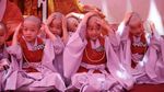 Gemasnya Biksu-biksu Cilik Saat Dicukur Gundul Jelang Waisak
