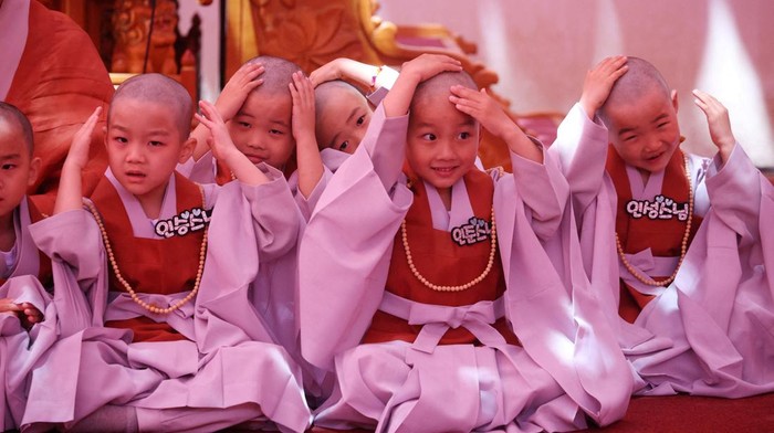 Gemasnya Biksu-biksu Cilik Saat Dicukur Gundul Jelang Waisak Novice monks react after getting their heads shaved during an event to celebrate the upcoming Vesak Day, birthday of Buddha, at Jogye temple in Seoul, South Korea, May 9, 2023. Nine children began on Tuesday experiencing Buddhist priests' lives as novice monks for three weeks at the temple. REUTERS/Kim Hong-Ji TPX IMAGES OF THE DAY