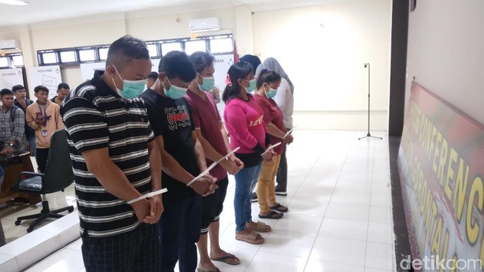 Sebanyak 5 orang pelaku judi remi yang sebelumnya digerebek polisi di sebuah kafe di Kota Gorontalo, Provinsi Gorontalo ditetapkan sebagai tersangka.