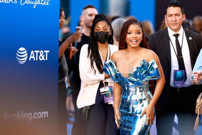 Gaun yang disebut sebagai ‘liquid dress’ itu memakai material khusus yang menimbulkan ilusi seperti pantulan di air. Foto: Getty Images