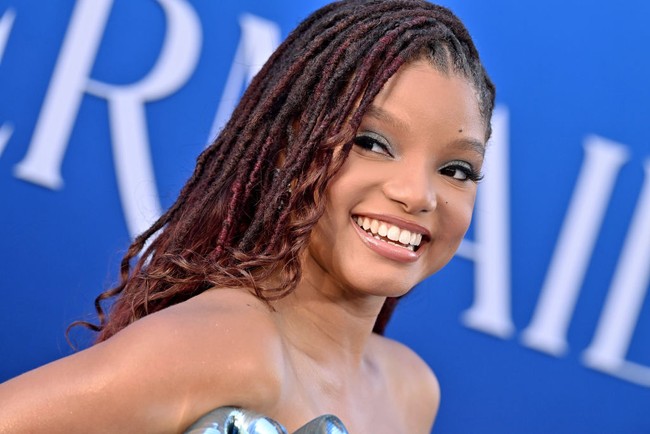 “Sangat menyenangkan bisa bekerja dengan Rob Marshall, sutradara, yang visinya sangat menginginkan saya menjadi diri saya sendiri dengan sepenuh hati, sepenuhnya, bahkan sampai ke penampilan Ariel dan rambutnya,” ujar Halle Bailey kepada Insider. Foto: Getty Images