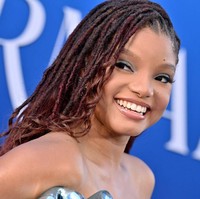 “Sangat menyenangkan bisa bekerja dengan Rob Marshall, sutradara, yang visinya sangat menginginkan saya menjadi diri saya sendiri dengan sepenuh hati, sepenuhnya, bahkan sampai ke penampilan Ariel dan rambutnya,” ujar Halle Bailey kepada Insider. Foto: Getty Images