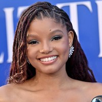 Seperti diketahui, penggambaran Ariel dalam film live action dibuat berbeda dari versi animasinya, termasuk warna kulit dan bentuk rambut. Film ‘The Little Mermaid’ akan tayang secara global pada 26 Mei 2023.  Foto: Getty Images