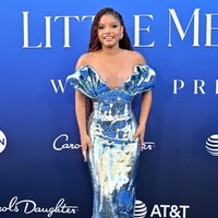 Gaun berpotongan mermaid dengan aksen ruffle pada bagian dada. Seperti dikutip dari Hypebae, gaun tersebut menirukan bentuk percikan air. Foto: Getty Images