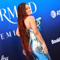 Halle Bailey menampilkan pesonanya dengan rambut merah panjang berwarna merah, miri seperti karakter yang dimainkannya dalam film produksi Disney itu. Foto: Getty Images