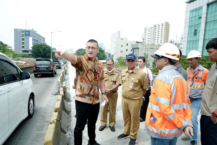 Anggota DPRD DKI Jakarta dari Fraksi PDI Perjuangan, Hardiyanto Kenneth melakukan pengecekan perbaikan Flyover Pesing