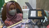 Jika ditarik dalam sepekan terakhir, pergerakan harga emas hari ini dari Antam terpantau bergerak di rentang Rp 1.059.000/gram - Rp 1.077.000/gram. Sementara dalam sebulan terakhir pergerakannya ada di rentang Rp 1.053.000/gram - Rp 1.084.000/gram.  
