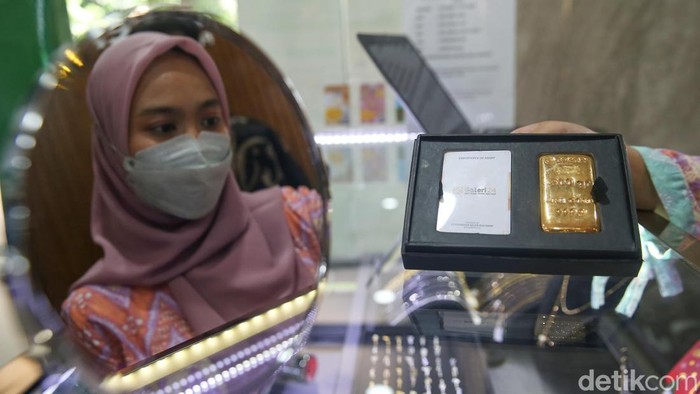 Hari ini emas mengalami kenaikan harga. Harga emas hari ini naik Rp 9.000 per gram dan berada di level Rp 1.072.000 per gram.