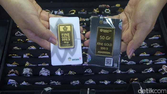 Hari ini emas mengalami kenaikan harga. Harga emas hari ini naik Rp 9.000 per gram dan berada di level Rp 1.072.000 per gram.