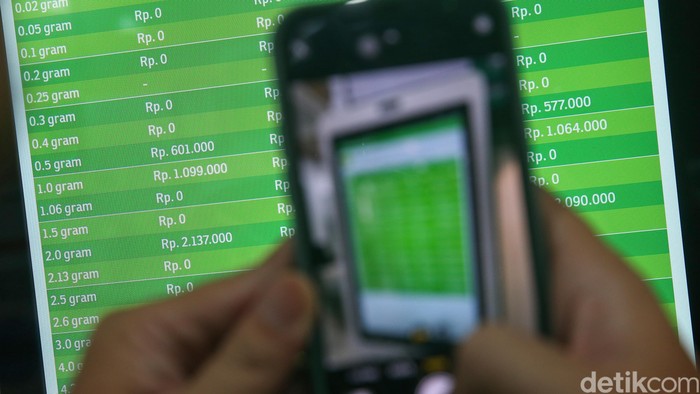 Hari ini emas mengalami kenaikan harga. Harga emas hari ini naik Rp 9.000 per gram dan berada di level Rp 1.072.000 per gram.