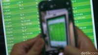 Harga emas hari ini untuk buyback emas Antam juga ikut mengalami kenaikan harga sebesar Rp 10.000 per gram dan membuat harga buyback saat ini bertahan di level Rp 967.000 per gram. Harga buyback ini berarti jika Anda ingin menjual emas, maka Antam akan membelinya dengan harga tersebut.