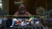 Petugas Pegadaian Kebayoran Baru memperlihatkan emas, Jakarta, Rabu (10/5/2023).