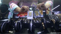 Untuk satuan harga emas hari ini yang terkecil ukuran 0,5 gram saat ini berada di angka Rp 586.000. Sementara itu harga emas 10 gram dijual sebesar Rp 10.215.000. 