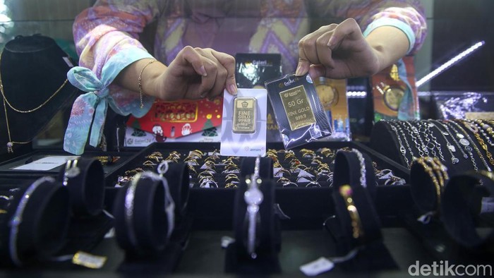 Hari ini emas mengalami kenaikan harga. Harga emas hari ini naik Rp 9.000 per gram dan berada di level Rp 1.072.000 per gram.