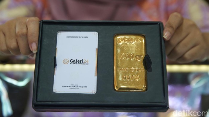Hari ini emas mengalami kenaikan harga. Harga emas hari ini naik Rp 9.000 per gram dan berada di level Rp 1.072.000 per gram.