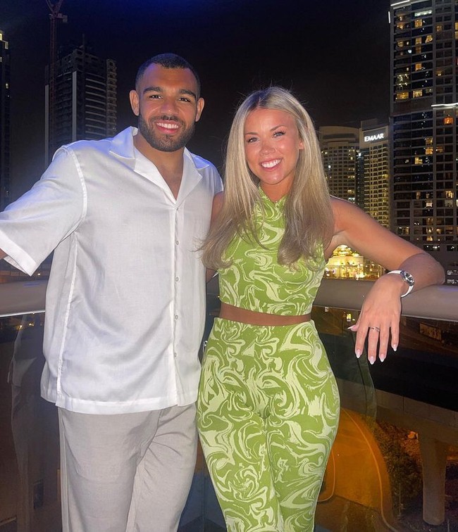 Punya ayah mantan pesepakbola, Hollie pun memilih seseorang dari dunia olahraga. Ia diketahui tengah berpacaran dengan pemain rugby, Marchant. Bersama Marchant, ia terlihat sering menghabiskan waktu bersama, termasuk liburan ke Dubai dan berbagai acara sosial, termasuk Burning Man Project.Foto: Instagram Hollie Shearer