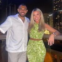 Punya ayah mantan pesepakbola, Hollie pun memilih seseorang dari dunia olahraga. Ia diketahui tengah berpacaran dengan pemain rugby, Marchant. Bersama Marchant, ia terlihat sering menghabiskan waktu bersama, termasuk liburan ke Dubai dan berbagai acara sosial, termasuk Burning Man Project.Foto: Instagram Hollie Shearer