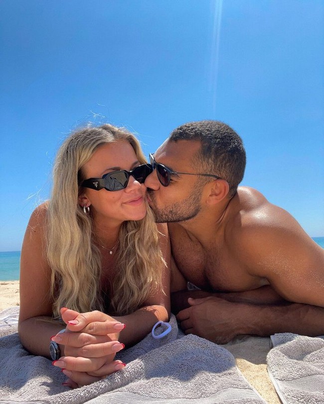 Di media sosial, ia lebih sering menampilkan potret fashionable dan gaya hidup glamour, termasuk saat liburan mewah dengan pacar.Foto: Instagram Hollie Shearer