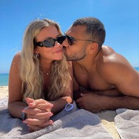 Di media sosial, ia lebih sering menampilkan potret fashionable dan gaya hidup glamour, termasuk saat liburan mewah dengan pacar.Foto: Instagram Hollie Shearer