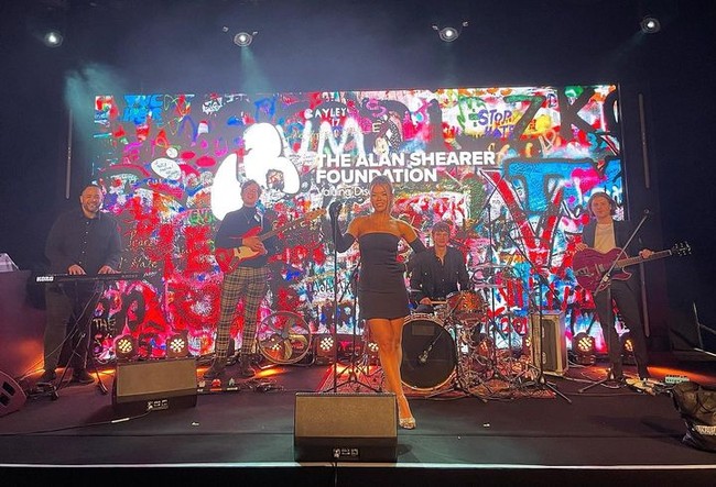 Kemampuan tersebut tampaknya tidak dilewatkan oleh sang ayah. Pelantun Love You Better itu pun didaulat untuk menyanyi di acara The Alan Shearer.Foto: Instagram Hollie Shearer