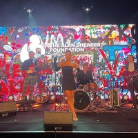 Kemampuan tersebut tampaknya tidak dilewatkan oleh sang ayah. Pelantun Love You Better itu pun didaulat untuk menyanyi di acara The Alan Shearer.Foto: Instagram Hollie Shearer