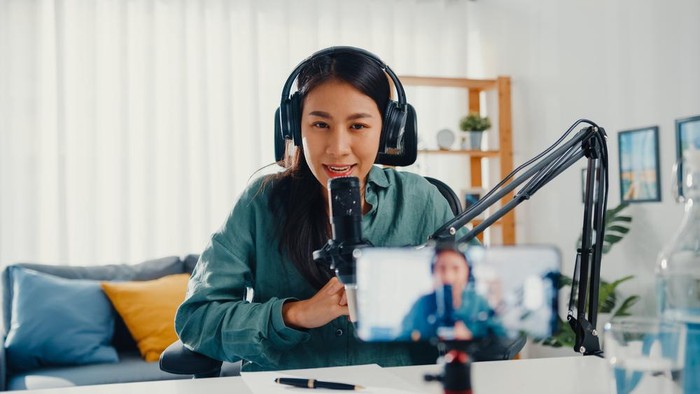 Ilustrasi Content Creator atau Podcaster