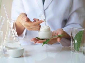 Polisi Cek Zat Berbahaya Produk Skincare di Makassar, Ada Milik Mira Hayati?