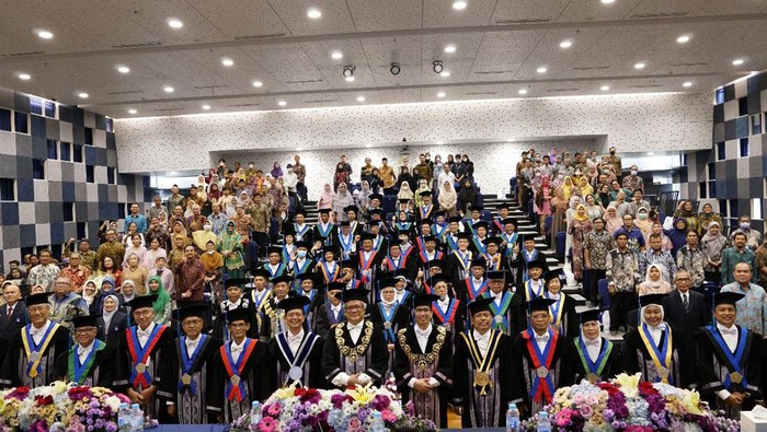 ITS Kukuhkan 6 Guru Besar, Kini Miliki 157 Profesor