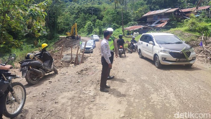 Jalan amblas di Poros Enrekang-Toraja sudah bisa dilalui kendaraan.