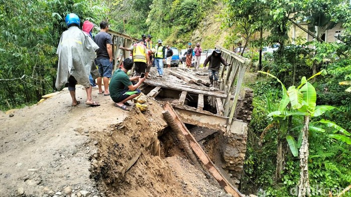 Jalan ambles dan jembatan rusak di Mamasa, Sulbar diperbaiki.