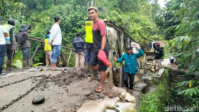 Jalan ambles dan jembatan rusak di Poros Mamasa-Polman, Sulbar.