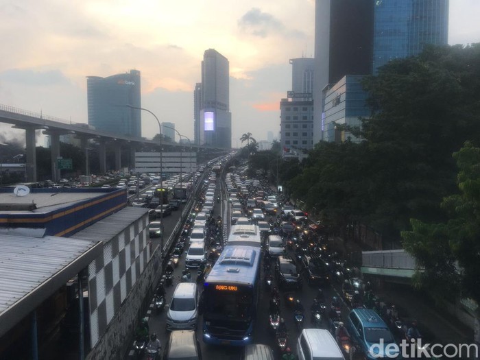Jalan Gatsu Arah Semanggi dan Cawang Macet