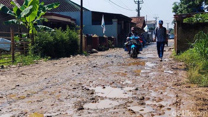 Jalan Pangauban-Galanggang di Batujajar KBB yang Kondisinya Rusak Parah
